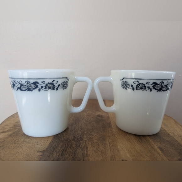 VINTAGE 70's Pyrex Old Town Diagonal Handle Coffee Mugs, Blue & White (SET OF 2) - Picture 3 of 10